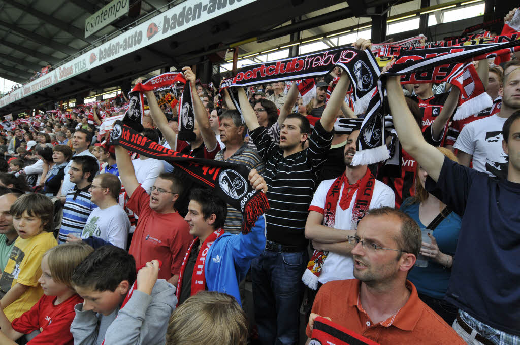 Gute Stimmung beim Heimspiel des SC Freiburg gegen Frth.