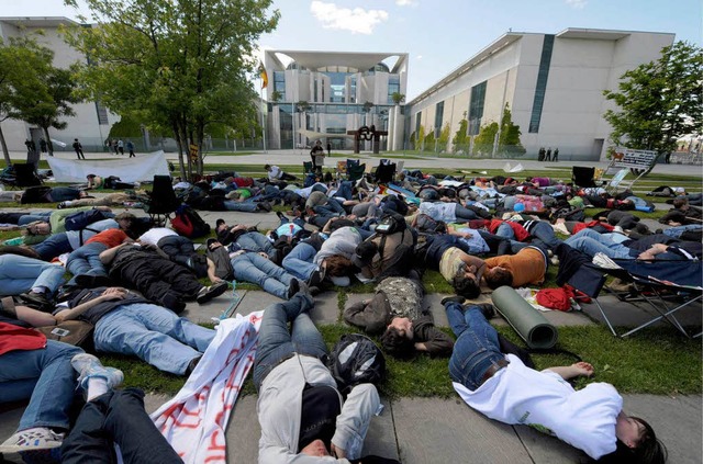 Ohnmacht symbolisiert: Liegende Milchbuerinnen vor dem Berliner Kanzleramt.  | Foto: ddp