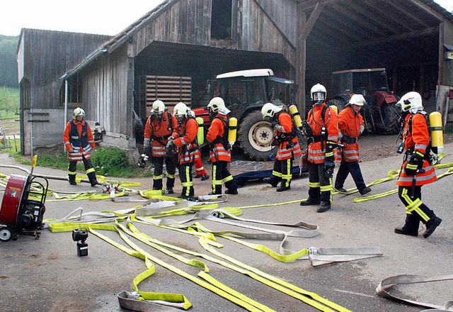 700 Meter Schlauch mussten verlegt wer...zum &#8222;Brandort&#8220; zu fhren.   | Foto: Silke Nitz