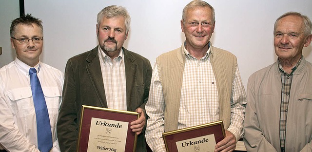 Walter Hug  (2. v. l.) und Siegfried M...Decker  zu Ehrenmitgliedern ernannt.    | Foto: Martin