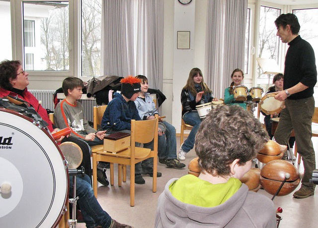 Percussionist Ro Kuijpers macht Musik mit den Buchenbacher Schlern.     | Foto: Ulrich Kluge