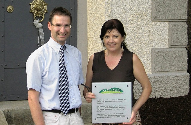 Gemeindertin Marie-Luise Stecker und ...g des Wasserhochbehlters  hinweist.    | Foto: Andreas Peikert