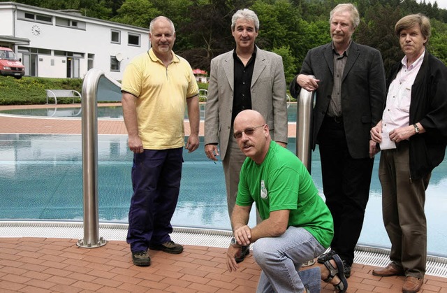 Uwe Abele, Bernhard Mosandl, Wirt Thom...offen auf eine gute Saison im Waldbad.  | Foto: Frank Linke