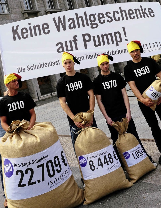 Warnung vor zu hohen Schulden: eine Demo gestern in Berlin  | Foto: dpa