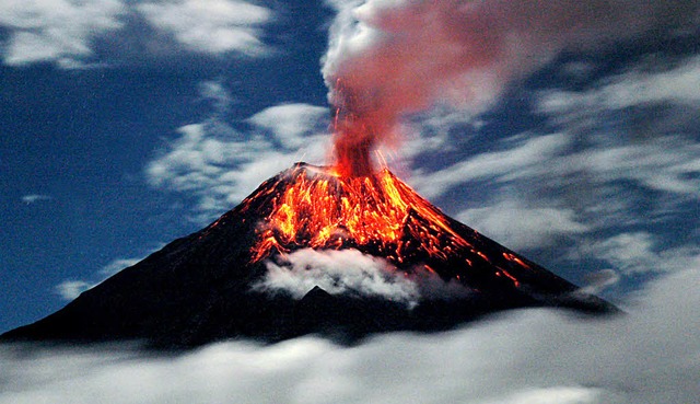 Vulkane speien Feuer und Rauch  &#8211...ab. Im Bild der Tungurahua (Ecuador).   | Foto: dpa