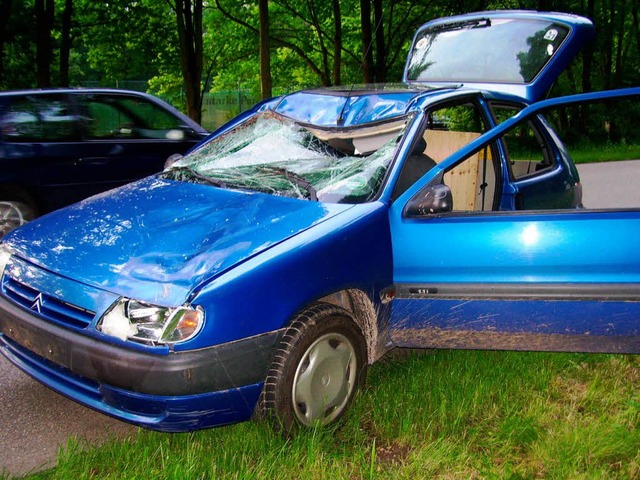 Das beschdigte Auto.  | Foto: Polizei