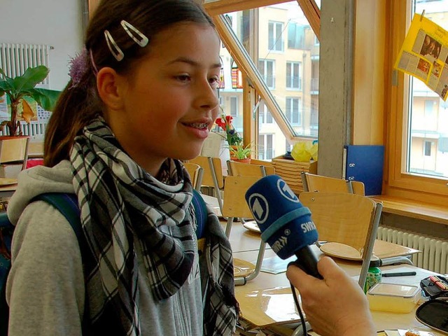 Eine Schlerin der Klasse 4c beim Interview mit Barbara Scherrer  | Foto: Yvonne Weik