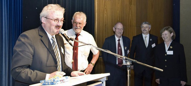 Brgermeister Kaiser (von links) aus H...en von  ihm  das Wappen der Gemeinde.   | Foto: Sven P. Schr