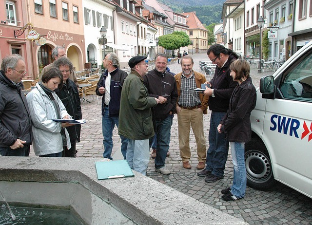 Vorbesprechung des SWR-Fernsehteams au... am Donnerstag auf dem Baumkronenweg.   | Foto: Hubert Bleyer