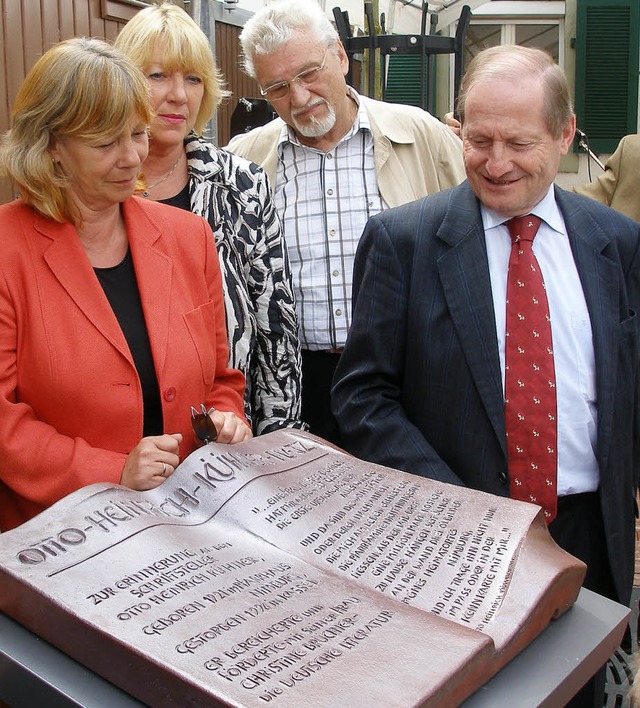 Ein Buch aus Stein erinnert an den in ...nnerstag der ffentlichkeit bergeben.  | Foto: karlernst lauffer