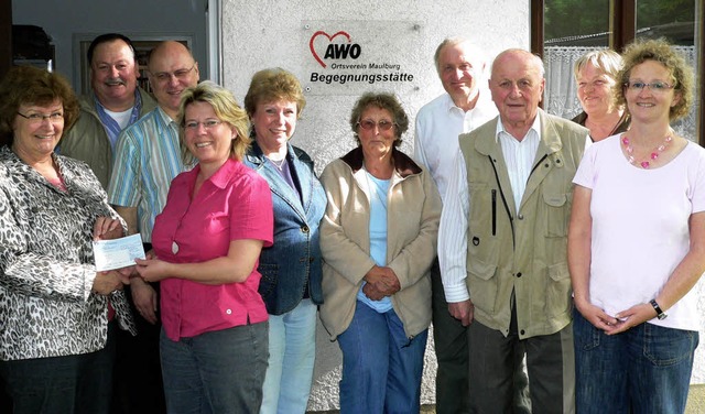 Irmgard Sutter (links) nahm die Spende...lburg fr den Spastikerverein entgegen  | Foto: . Georg Diehl