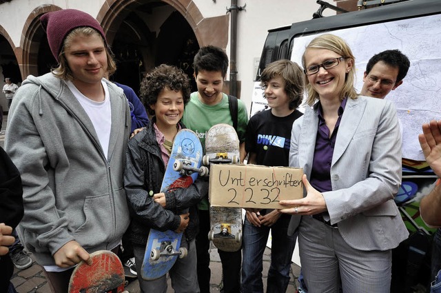 Druck der Strae: Skateboarder berrei... einen zentralen Skatepark zu fordern.  | Foto: ingo schneider