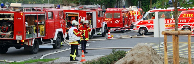 Groes Aufgebot: Vier Abteilungen ware...Fahrzeugen in Friedlingen im Einsatz.   | Foto: Sedlak