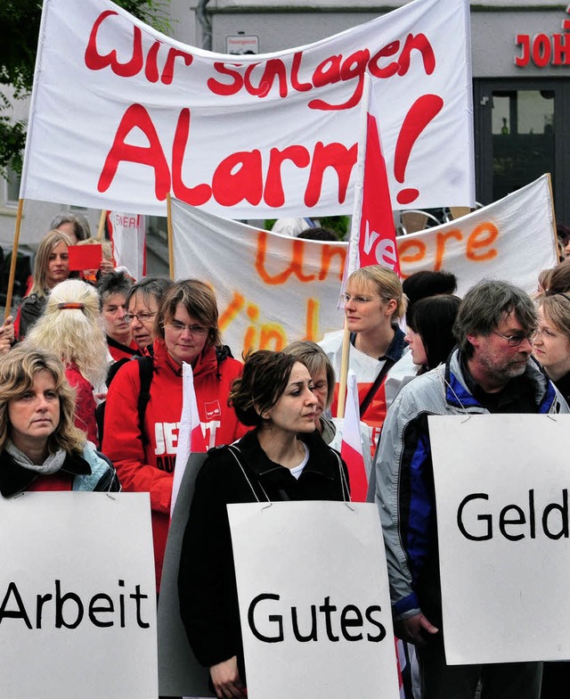 Streikende Erzieherinnen mit Kollegen in Ulm   | Foto: dpa/weber