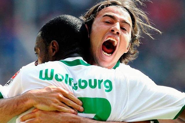 VfL Wolfsburg mit einer Hand an der Schale