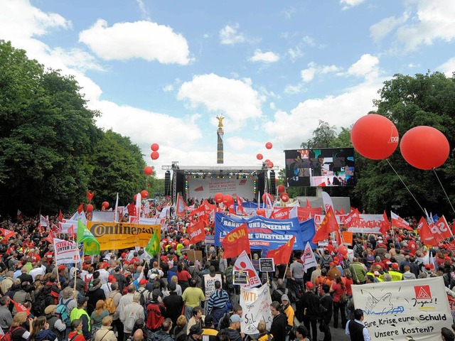 100.000 Menschen hatten sich am Samsta...zu einer Grodemonstration versammelt.  | Foto: ddp