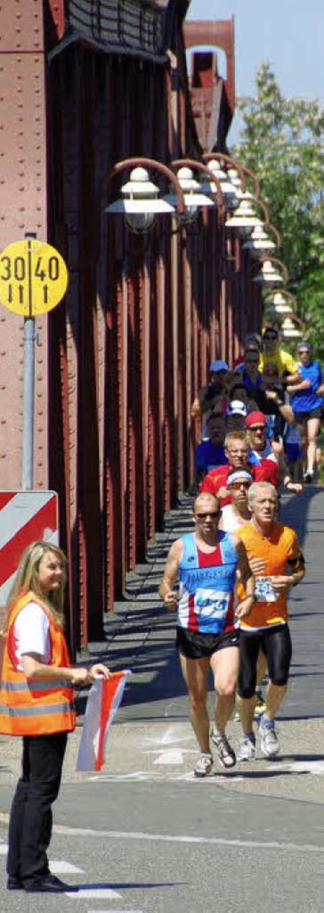 Dreilnderlauf: Auf der Friedensbrcke...lnehmer ber ein wenig Schatten froh.   | Foto: Lauber