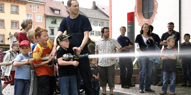 Jede Menge Spa hatten die Kinder beim...schen. Jan Hofer zeigt, wie es geht.    | Foto: frank linke