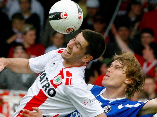 Der Oberhausener Thomas Schlieter (l) ...r Vitali Rodionov kmpfen um den Ball.  | Foto: dpa