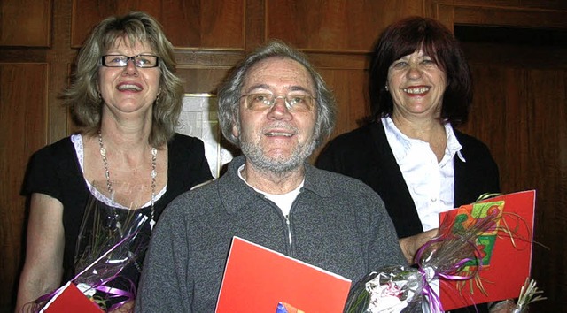 Vorsitzende Gabi Schupp (rechts), Erzi...aft im AWO-Ortsverein Lrrach geehrt.   | Foto: Johanna Hgg