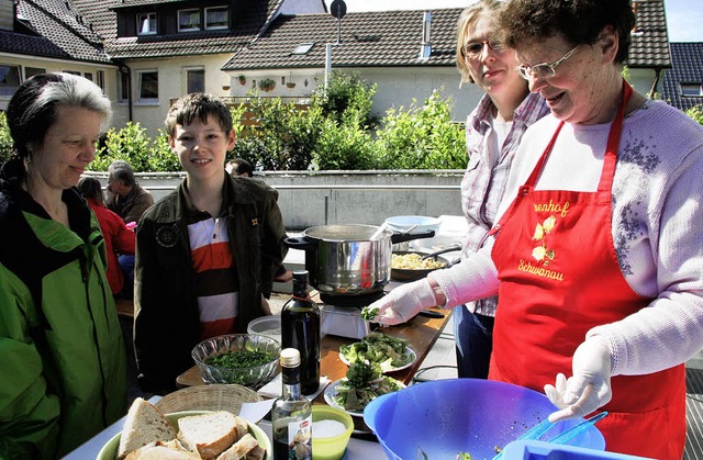 Beim Schaukochen kochte Doris Trunkenb... Spargelgerichte auf dem Wochenmarkt.   | Foto: Martina Weber-Kroker