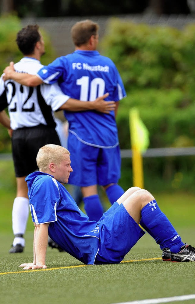 Der Neustdter Bjrn D&#8217;Antino (v...itelgewinn in der Fuball-Landesliga.   | Foto: Seeger