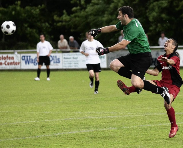 Fussball Kreisliga 2009SF Ichenheim vs...mit Klaus Schmider (FC Fischerbach #1)  | Foto: Peter Aukthun