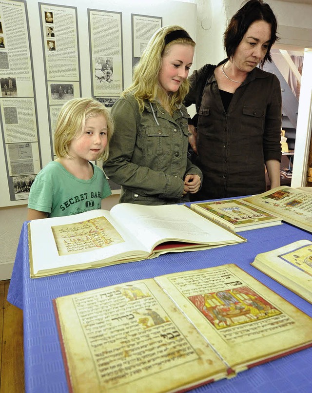 Anja Vietze (Von rechts) betrachtete g...freudigen Exponate im jdischen Museum  | Foto: Zimmermann-Duerkop
