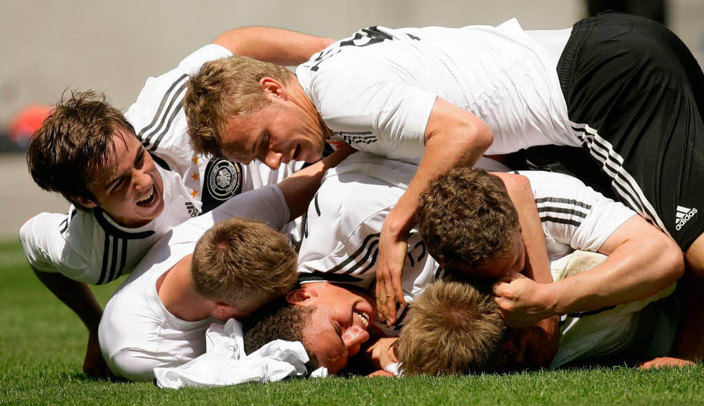 Die deutschen Spieler bejubelt den 2:1-Siegtreffer.