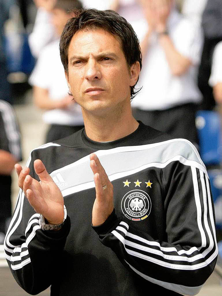 Der deutsche Trainer Marco Pezzaiuoli applaudiert am Spielfeldrand.