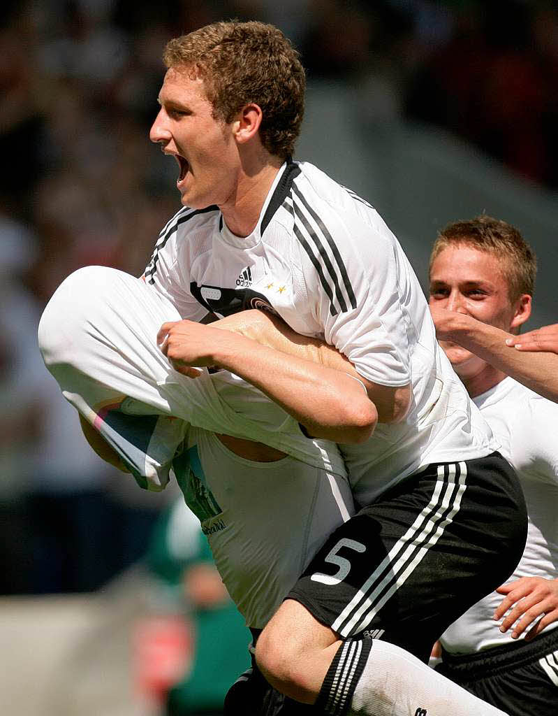Der deutsche Spieler Florian Trinks (l) bejubelt seinen 2:1-Siegtreffer mit dem Teamgefhrten Shkodran Mustafi.