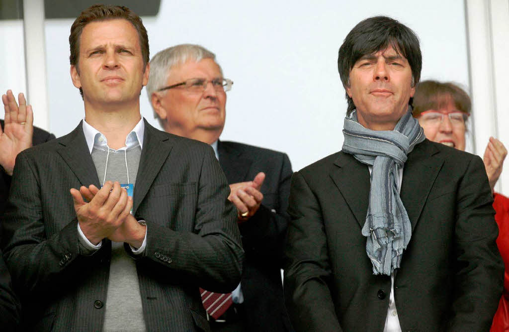 Bundestrainer Joachim Lw (r), DFB-Prsident Dr. Theo Zwanziger (M) und Manager Oliver Bierhoff (l) als Zuschauer auf der Tribne.