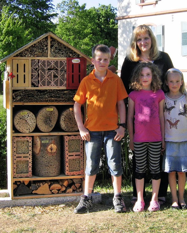 Schler der Marie-Luise-Kaschnitz-Grun...as neue Insektenhotel bei der Schule.   | Foto: Sabrina Faller