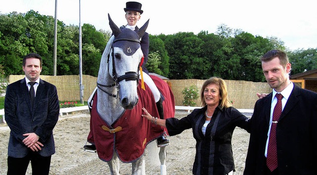 Vorsitzender Thomas Westermann, Turnie...eonardo G zum Sieg in  der S-Dressur.   | Foto: Wendt