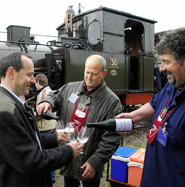 <Bildtext>Zum Auftakt gab es Winzersekt von Bernhard Frick (rechts)  </Bildtext>  | Foto: SEDLAK