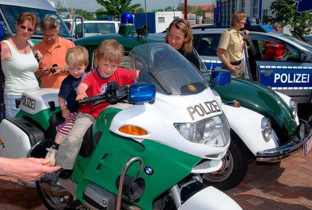 <Bildtext>Einmal auf einem Polizeimoto...ossen vor allem die Kinder.</Bildtext>  | Foto: hans-jochen voigt