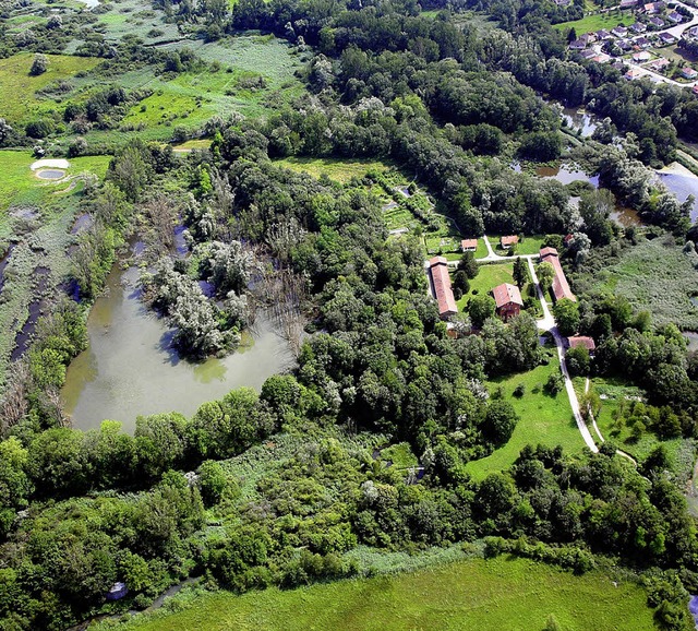 Typisch Sundgau: das Naturschutzgebiet... und das Traditionsessen Carpe frite.   | Foto: Erich Meyer, PR