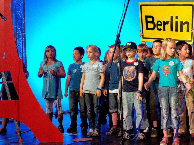 Gemeinsam besangen die Schler der Eco... Schwarzenbergschule ihre Hauptstdte.  | Foto: Eberhard Wei