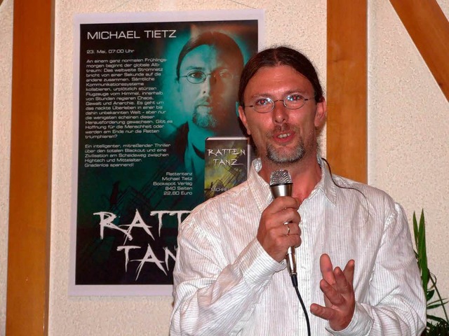 Autor Michael Tietz stellt seinen ersten Roman in Wellendingen vor.  | Foto: Ingrid Mann