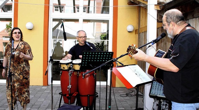 Das Trio Etto trat im Hof der Winterschule auf.   | Foto: Sandra Decoux-Kone
