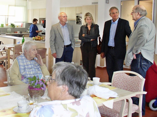 Besichtigung im Seniorenheim: Heinz Sc...ger und  Heinz Engelhardt (von links)   | Foto: Albert Greiner