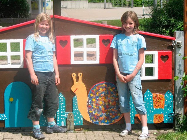 Eine neues Tor fr den Kindergarten: P...ehen stolz vor dem fertigen Kunstwerk.  | Foto: Privat
