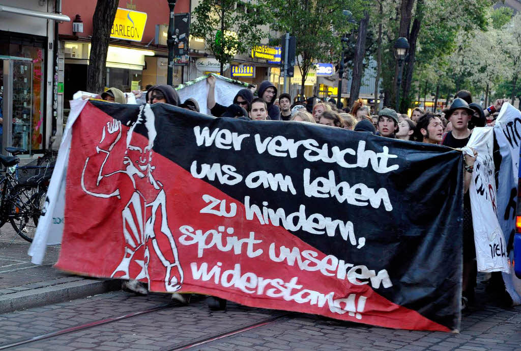 Demo in Freiburg: Linke ziehen zum Antoniushaus.