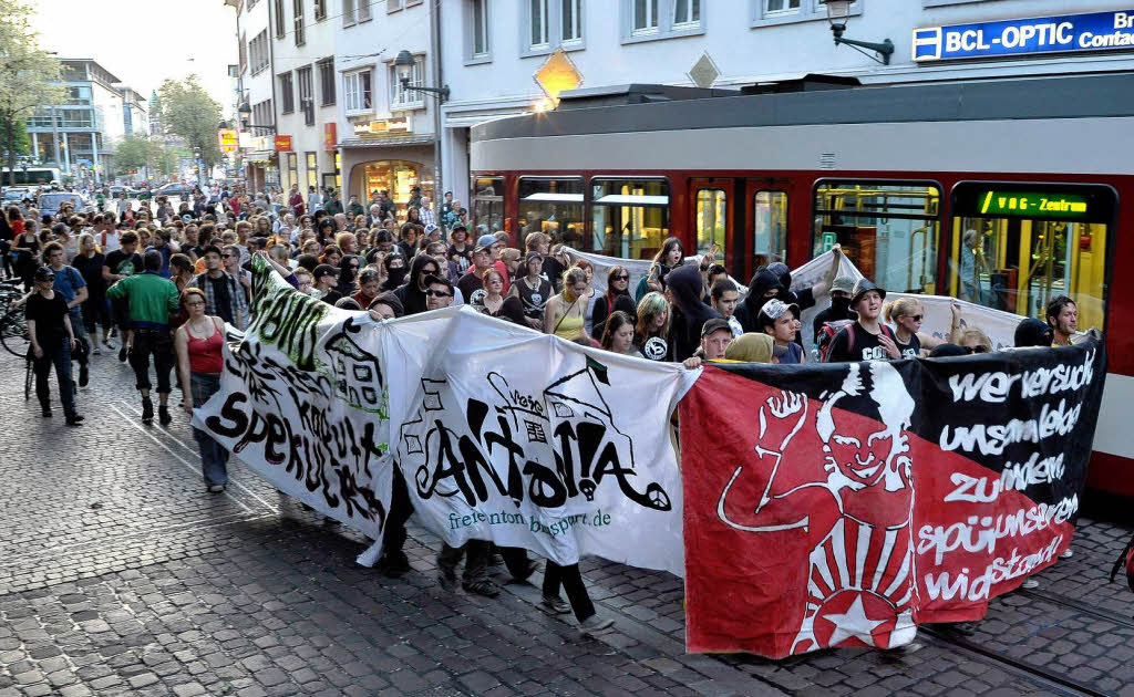 Demo in Freiburg: Linke ziehen zum Antoniushaus.