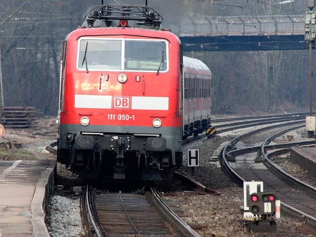 Erst sdlich des Bahnhofs Riegel (Foto...n Gleise zur Autobahn hin abschwenken.  | Foto: Martin Wendel