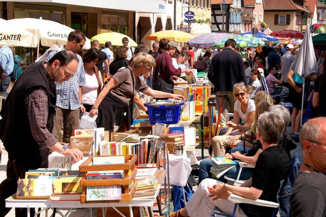 Rund 220 Anbieter &#8211; Profis und P...im vierten Endinger Bchermarkt dabei.  | Foto: Ilona Hge