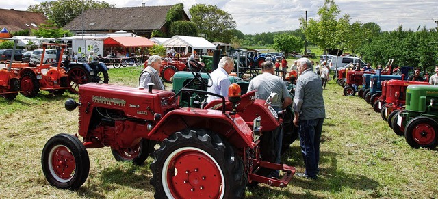 Mehr als 40 Oldtimertraktoren gab es b...Gutsschnke zur Scheune zu bewundern.   | Foto: Vitt