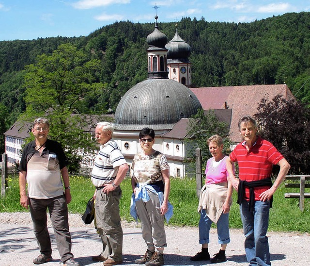 Wie diese Wandergruppe hatten alle der... Klosteranlage St. Trudpert im Blick.   | Foto: Eberhard Gross