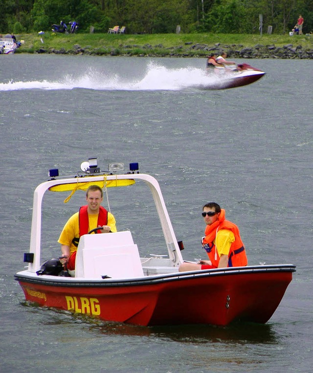 Nicht ganz so rasant wie die Jetskifah... Boot der DLRG- Schwanau  unterwegs.    | Foto: Patric Stippich