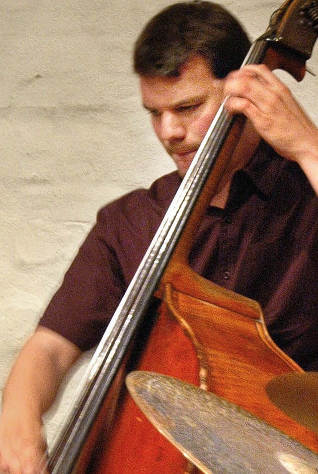 Thomas Lhns bearbeitete seinen Bass druckvoll.   | Foto: Ounas-Krusel